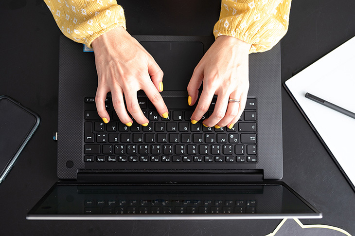 Symbolbild Corporate Workation: Frau arbeitet am Laptop